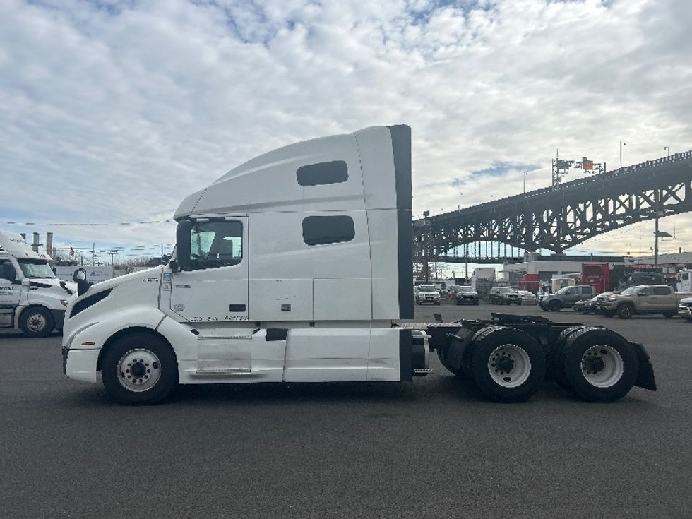 Sleeper Tractor-Heavy Duty Tractors-Volvo-2022-VNL64760-Kearny-NJ-455,676\n\t\tmiles-$ 72,500 - Image 4