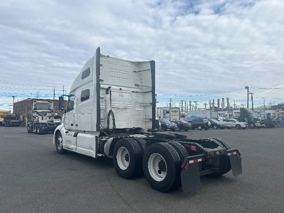 Sleeper Tractor-Heavy Duty Tractors-Volvo-2022-VNL64760-Kearny-NJ-455,676\n\t\tmiles-$ 72,500 - Image 5