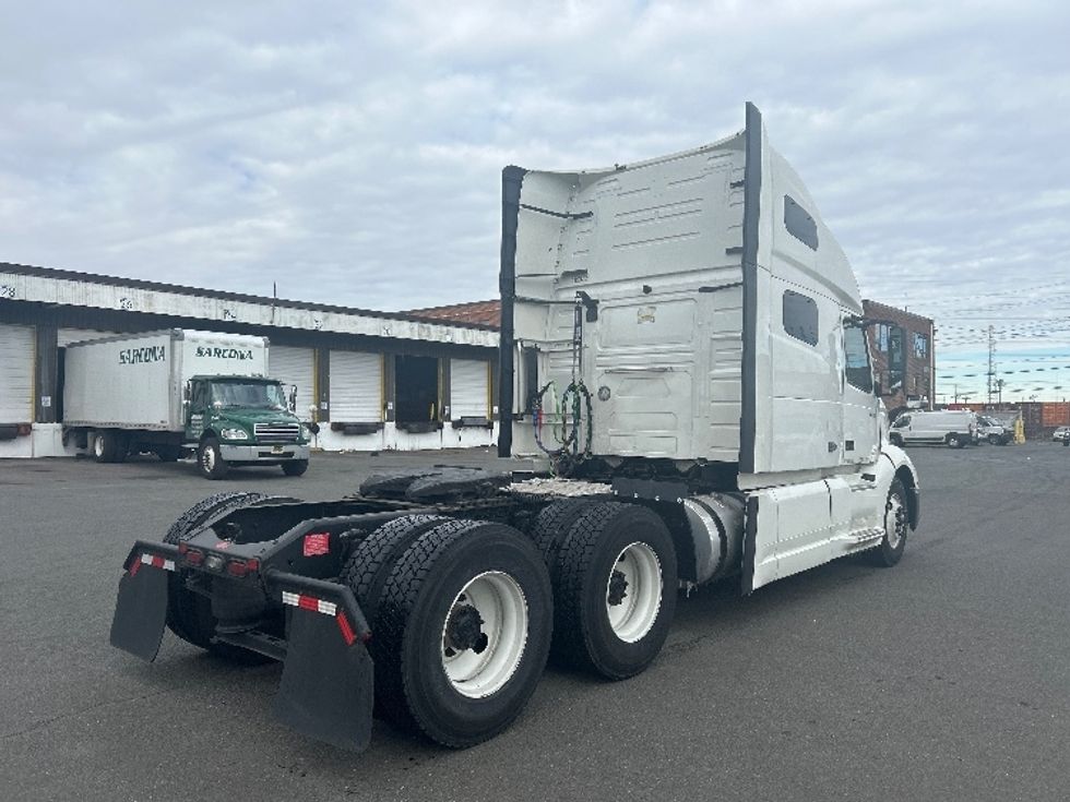 Sleeper Tractor-Heavy Duty Tractors-Volvo-2022-VNL64760-Kearny-NJ-455,676\n\t\tmiles-$ 72,500 - Image 7