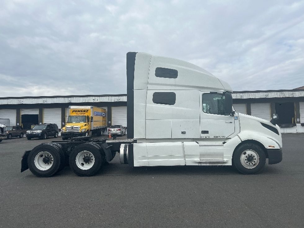 Sleeper Tractor-Heavy Duty Tractors-Volvo-2022-VNL64760-Kearny-NJ-455,676\n\t\tmiles-$ 72,500 - Image 8