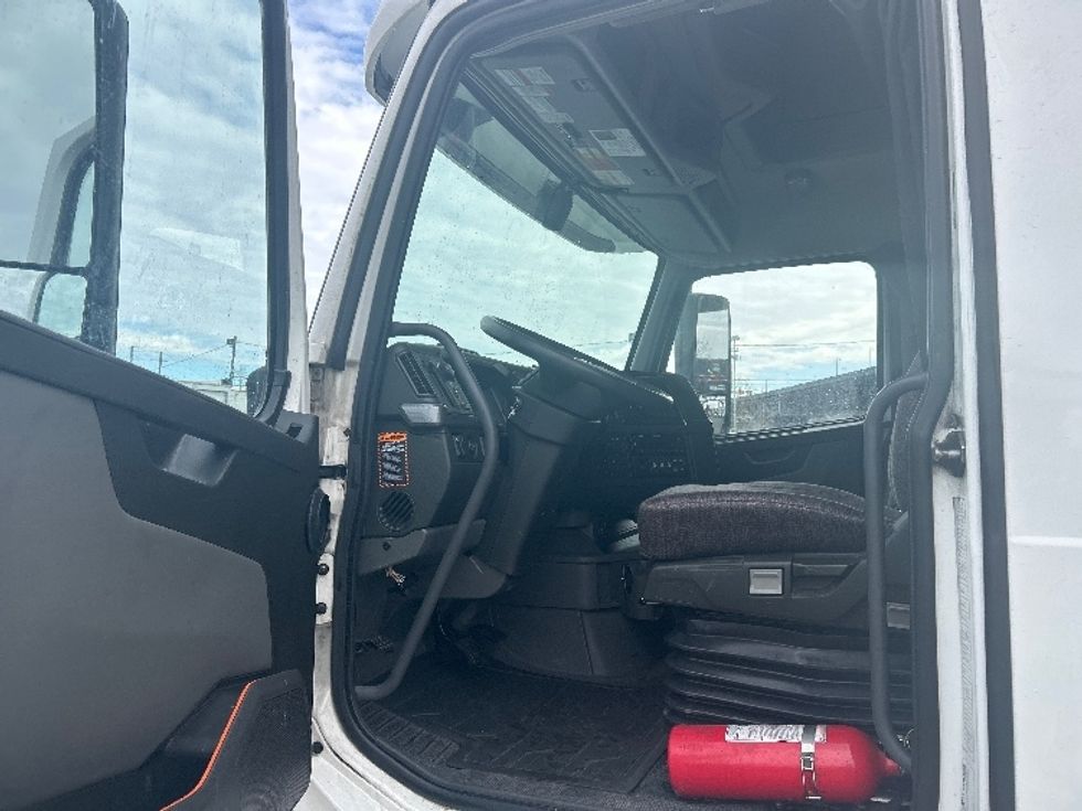 Sleeper Tractor-Heavy Duty Tractors-Volvo-2022-VNL64760-Kearny-NJ-455,676\n\t\tmiles-$ 72,500 - Image 9