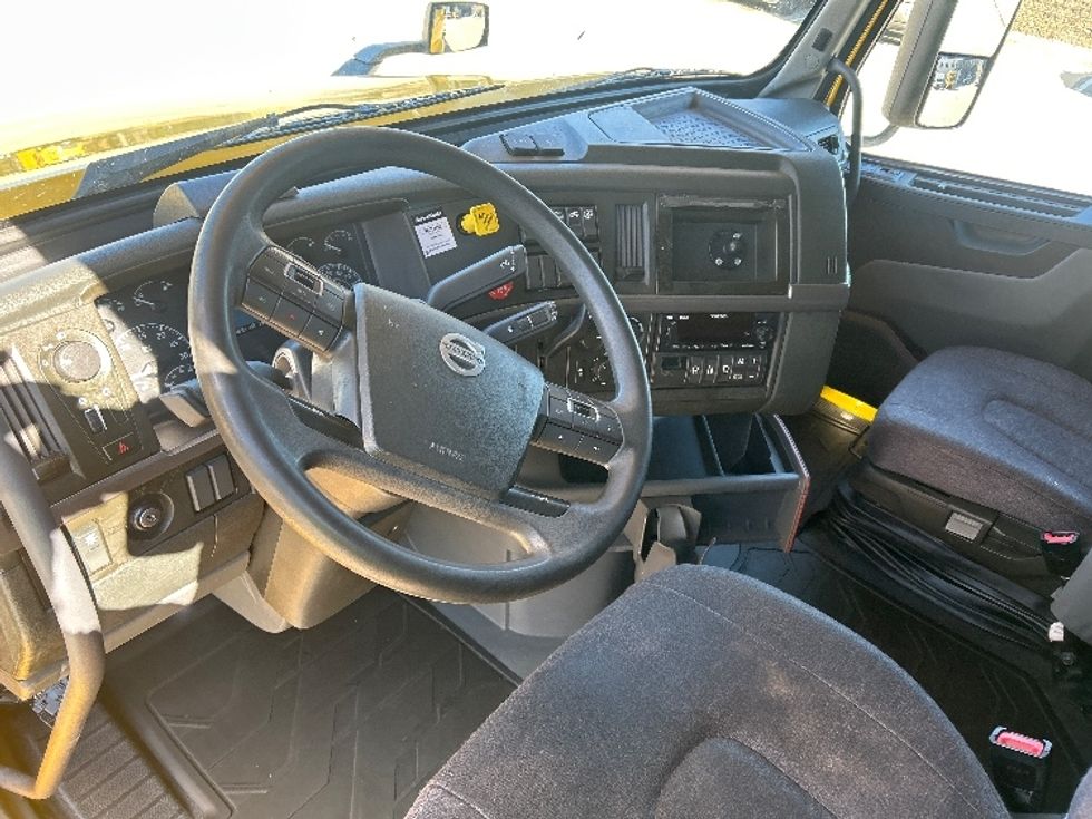Sleeper Tractor-Heavy Duty Tractors-Volvo-2022-VNL64760-Kennesaw-GA-552,275\n\t\tmiles-$ 62,500 - Image 10