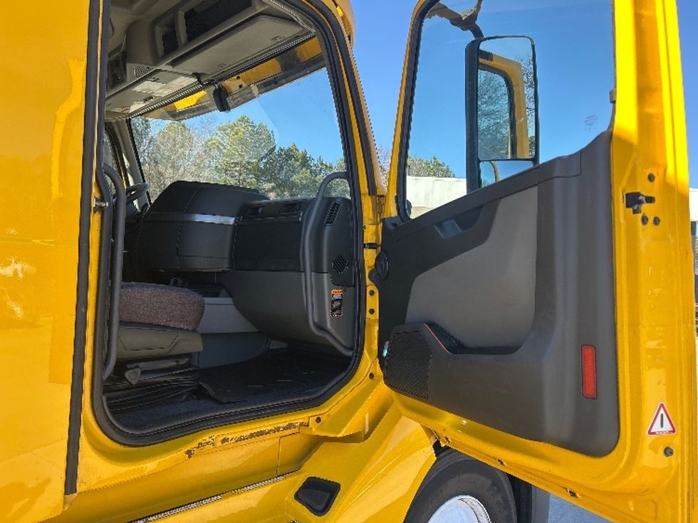 Sleeper Tractor-Heavy Duty Tractors-Volvo-2022-VNL64760-Kennesaw-GA-552,275\n\t\tmiles-$ 62,500 - Image 13