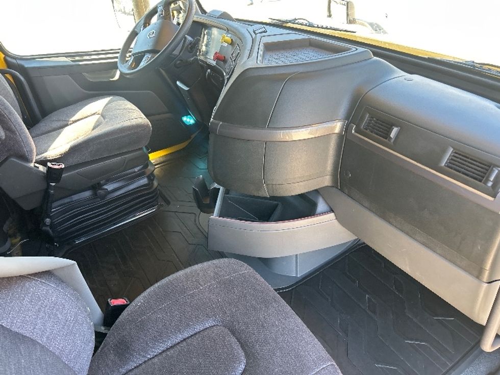 Sleeper Tractor-Heavy Duty Tractors-Volvo-2022-VNL64760-Kennesaw-GA-552,275\n\t\tmiles-$ 62,500 - Image 15