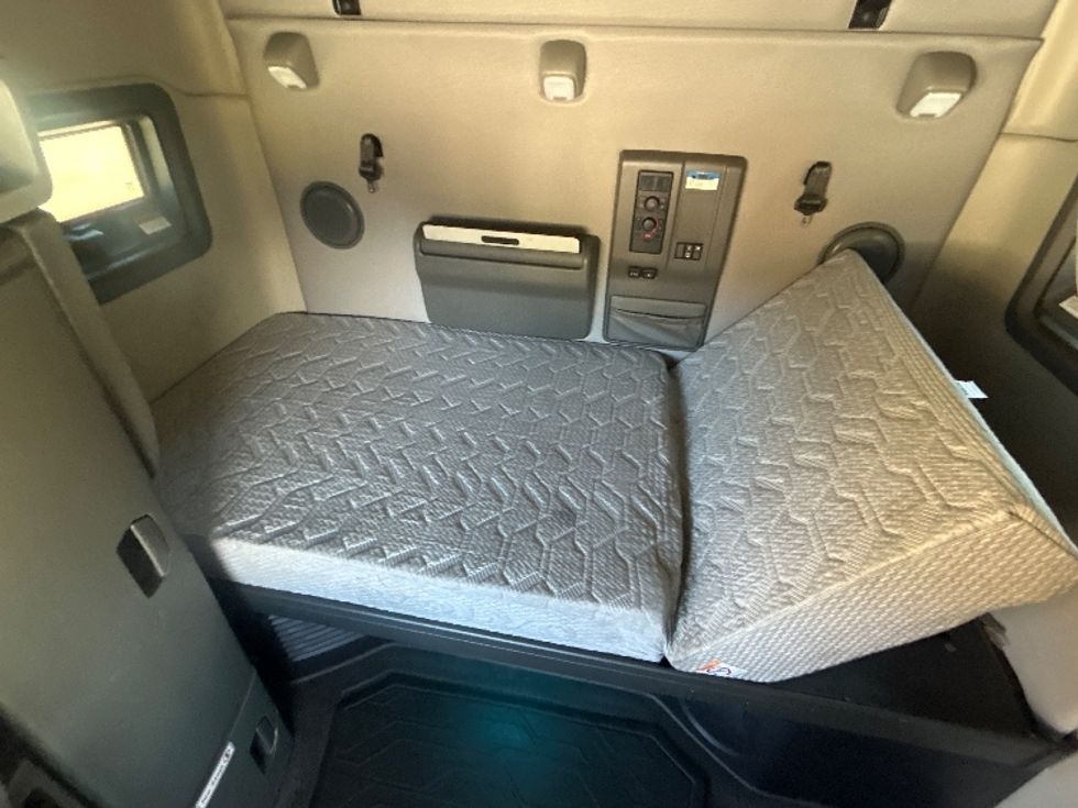 Sleeper Tractor-Heavy Duty Tractors-Volvo-2022-VNL64760-Kennesaw-GA-552,275\n\t\tmiles-$ 62,500 - Image 17