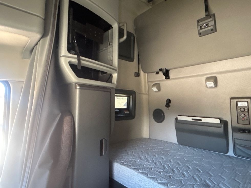 Sleeper Tractor-Heavy Duty Tractors-Volvo-2022-VNL64760-Kennesaw-GA-552,275\n\t\tmiles-$ 62,500 - Image 19