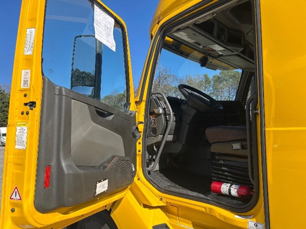 Sleeper Tractor-Heavy Duty Tractors-Volvo-2022-VNL64760-Kennesaw-GA-552,275\n\t\tmiles-$ 62,500 - Image 9