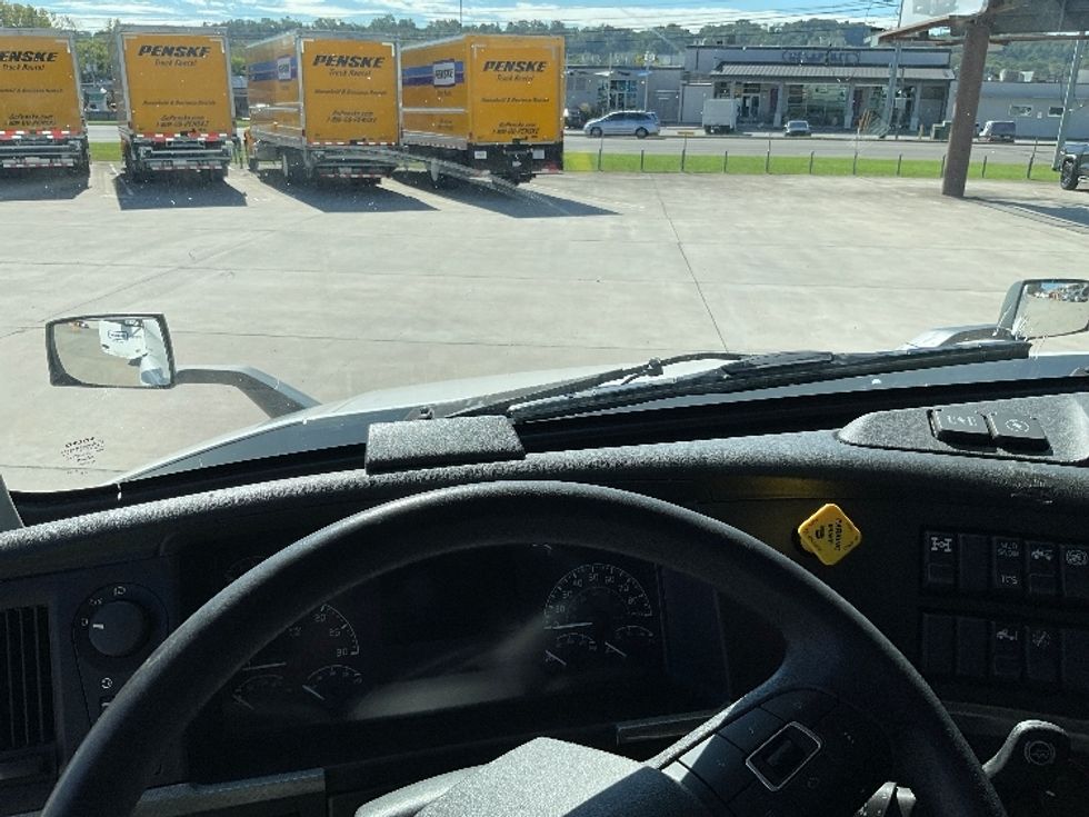 Sleeper Tractor-Heavy Duty Tractors-Volvo-2022-VNL64760-Knoxville-TN-443,163\n\t\tmiles-$ 80,500 - Image 11