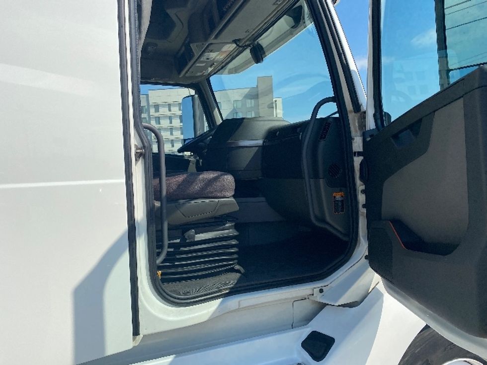 Sleeper Tractor-Heavy Duty Tractors-Volvo-2022-VNL64760-Knoxville-TN-443,163\n\t\tmiles-$ 80,500 - Image 13