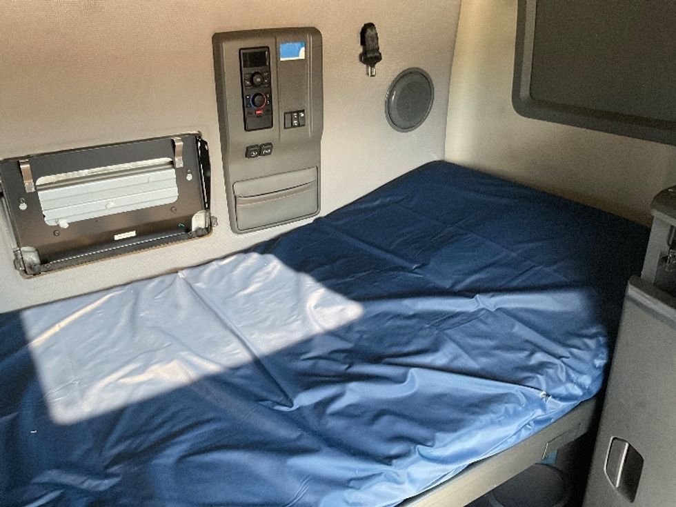 Sleeper Tractor-Heavy Duty Tractors-Volvo-2022-VNL64760-Knoxville-TN-443,163\n\t\tmiles-$ 80,500 - Image 16