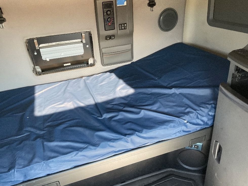 Sleeper Tractor-Heavy Duty Tractors-Volvo-2022-VNL64760-Knoxville-TN-443,163\n\t\tmiles-$ 80,500 - Image 17