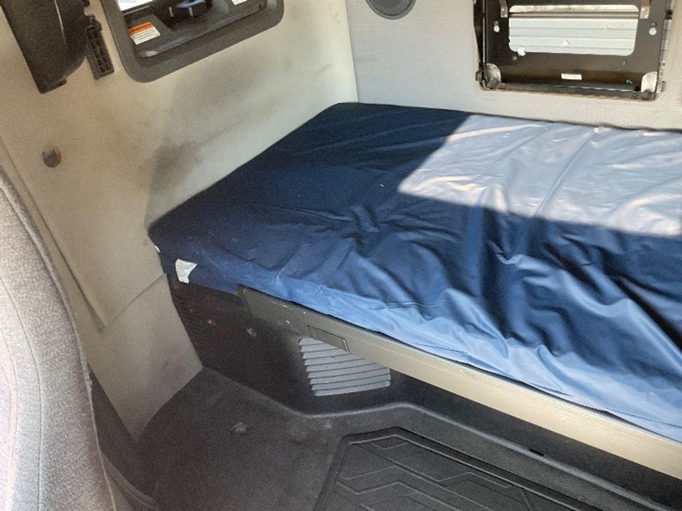 Sleeper Tractor-Heavy Duty Tractors-Volvo-2022-VNL64760-Knoxville-TN-443,163\n\t\tmiles-$ 80,500 - Image 18