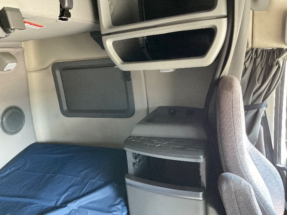 Sleeper Tractor-Heavy Duty Tractors-Volvo-2022-VNL64760-Knoxville-TN-443,163\n\t\tmiles-$ 80,500 - Image 19