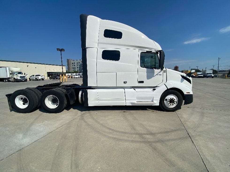 Sleeper Tractor-Heavy Duty Tractors-Volvo-2022-VNL64760-Knoxville-TN-443,163\n\t\tmiles-$ 80,500 - Image 8