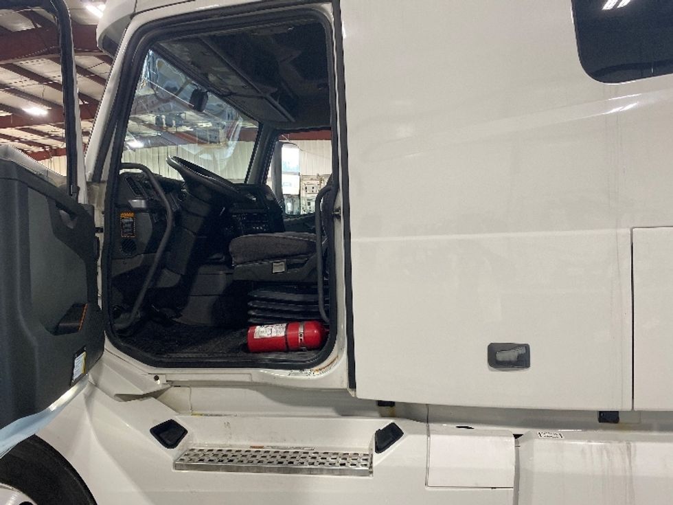 Sleeper Tractor-Heavy Duty Tractors-Volvo-2022-VNL64760-Knoxville-TN-443,163\n\t\tmiles-$ 80,500 - Image 9