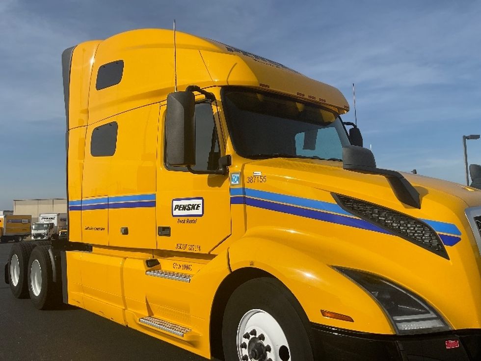 Sleeper Tractor-Heavy Duty Tractors-Volvo-2022-VNL64760-La Mirada-CA-407,071\n\t\tmiles-$ 84,250 - Image 1