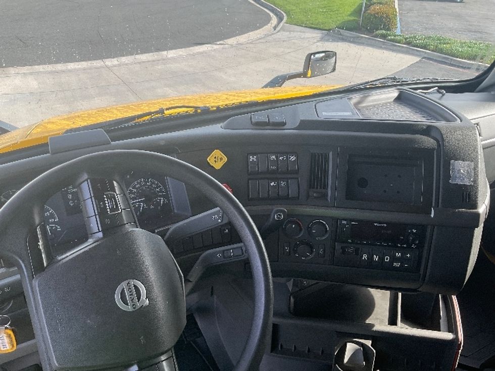 Sleeper Tractor-Heavy Duty Tractors-Volvo-2022-VNL64760-La Mirada-CA-407,071\n\t\tmiles-$ 84,250 - Image 11