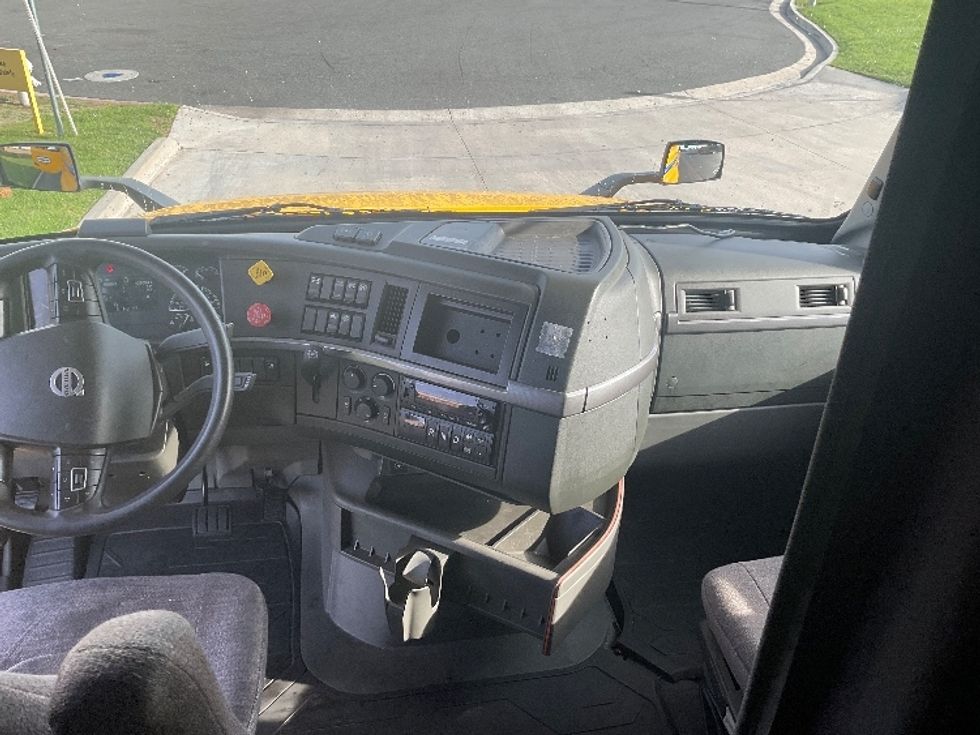 Sleeper Tractor-Heavy Duty Tractors-Volvo-2022-VNL64760-La Mirada-CA-407,071\n\t\tmiles-$ 84,250 - Image 12