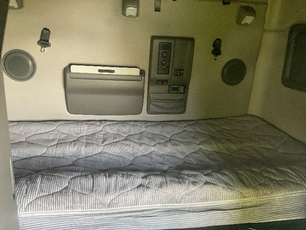 Sleeper Tractor-Heavy Duty Tractors-Volvo-2022-VNL64760-La Mirada-CA-407,071\n\t\tmiles-$ 84,250 - Image 13