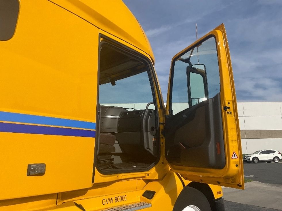 Sleeper Tractor-Heavy Duty Tractors-Volvo-2022-VNL64760-La Mirada-CA-407,071\n\t\tmiles-$ 84,250 - Image 14
