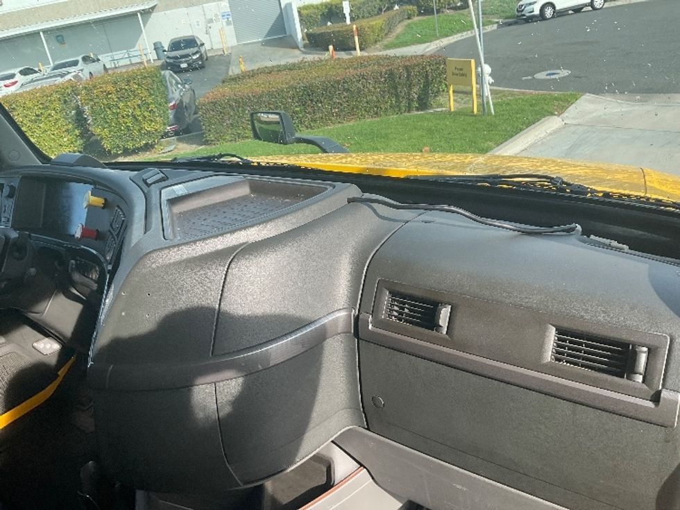 Sleeper Tractor-Heavy Duty Tractors-Volvo-2022-VNL64760-La Mirada-CA-407,071\n\t\tmiles-$ 84,250 - Image 15