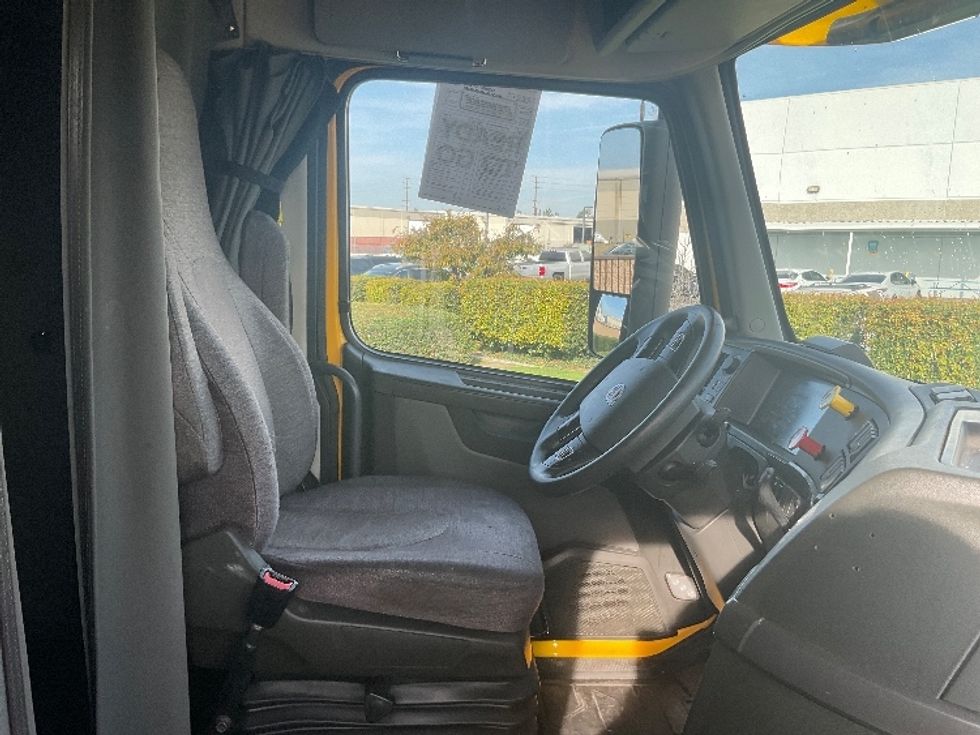Sleeper Tractor-Heavy Duty Tractors-Volvo-2022-VNL64760-La Mirada-CA-407,071\n\t\tmiles-$ 84,250 - Image 16