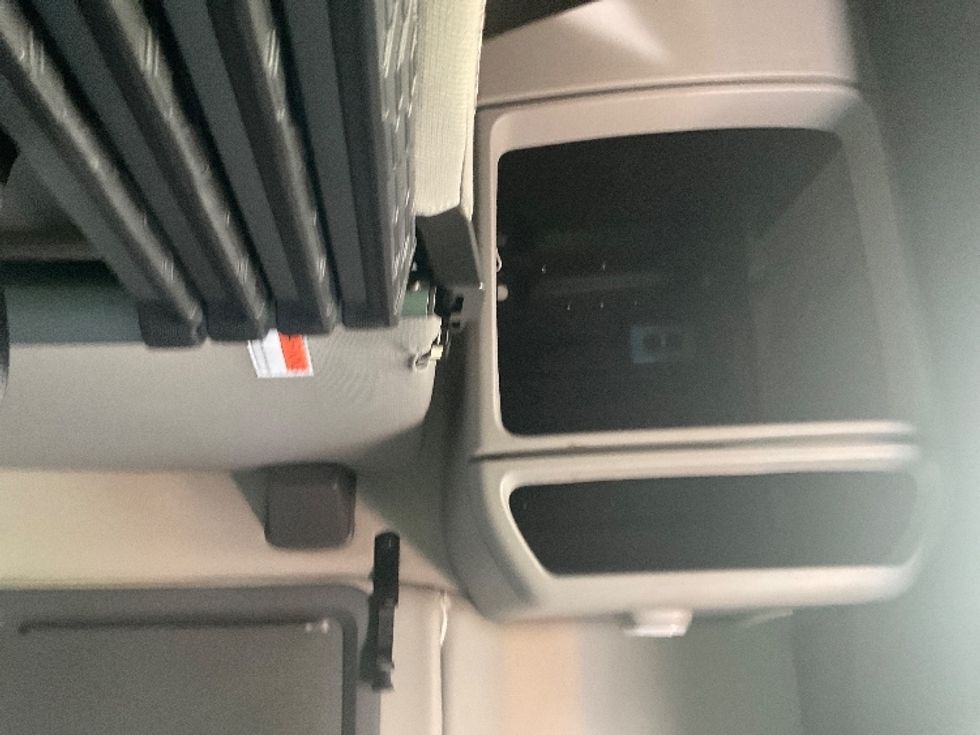 Sleeper Tractor-Heavy Duty Tractors-Volvo-2022-VNL64760-La Mirada-CA-407,071\n\t\tmiles-$ 84,250 - Image 17