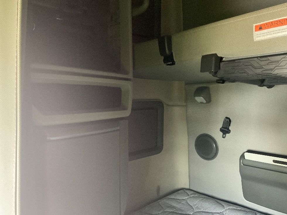 Sleeper Tractor-Heavy Duty Tractors-Volvo-2022-VNL64760-La Mirada-CA-407,071\n\t\tmiles-$ 84,250 - Image 18