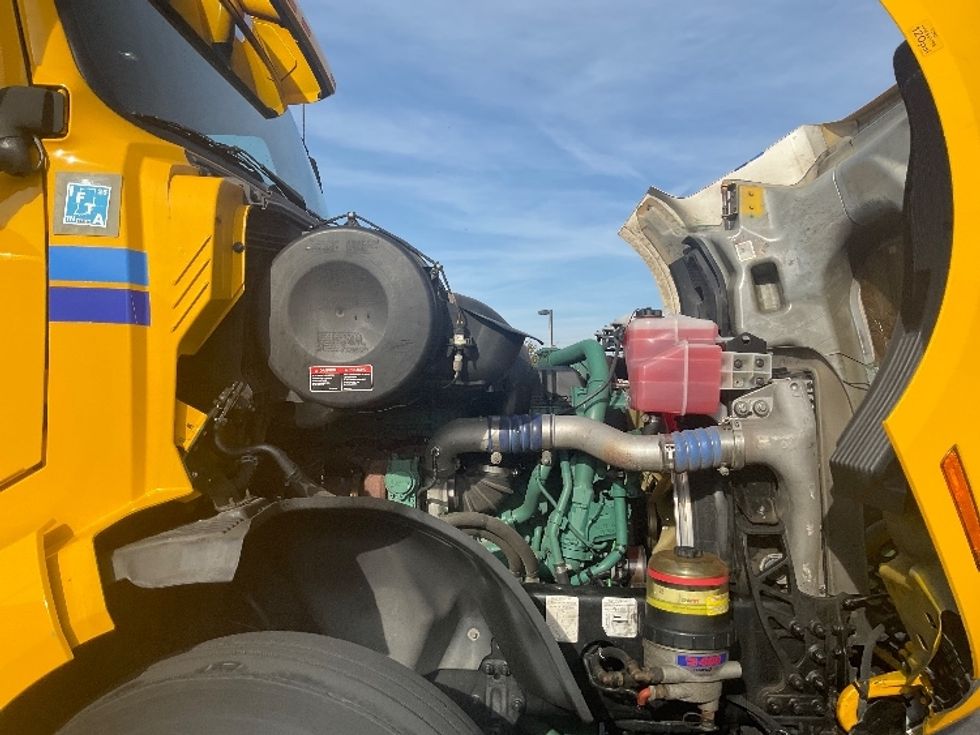 Sleeper Tractor-Heavy Duty Tractors-Volvo-2022-VNL64760-La Mirada-CA-407,071\n\t\tmiles-$ 84,250 - Image 19