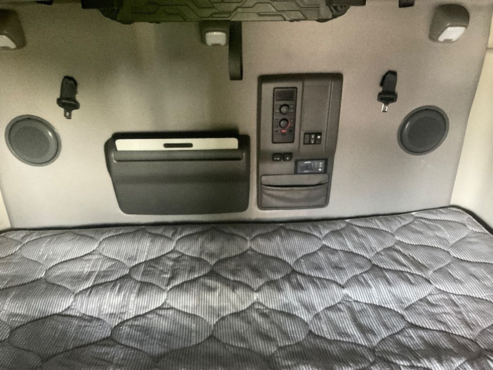 Sleeper Tractor-Heavy Duty Tractors-Volvo-2022-VNL64760-La Mirada-CA-407,071\n\t\tmiles-$ 84,250 - Image 22