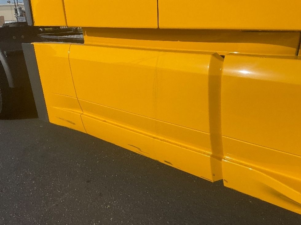 Sleeper Tractor-Heavy Duty Tractors-Volvo-2022-VNL64760-La Mirada-CA-407,071\n\t\tmiles-$ 84,250 - Image 24