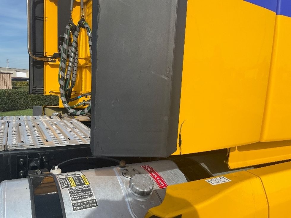 Sleeper Tractor-Heavy Duty Tractors-Volvo-2022-VNL64760-La Mirada-CA-407,071\n\t\tmiles-$ 84,250 - Image 25