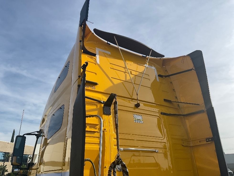 Sleeper Tractor-Heavy Duty Tractors-Volvo-2022-VNL64760-La Mirada-CA-407,071\n\t\tmiles-$ 84,250 - Image 26