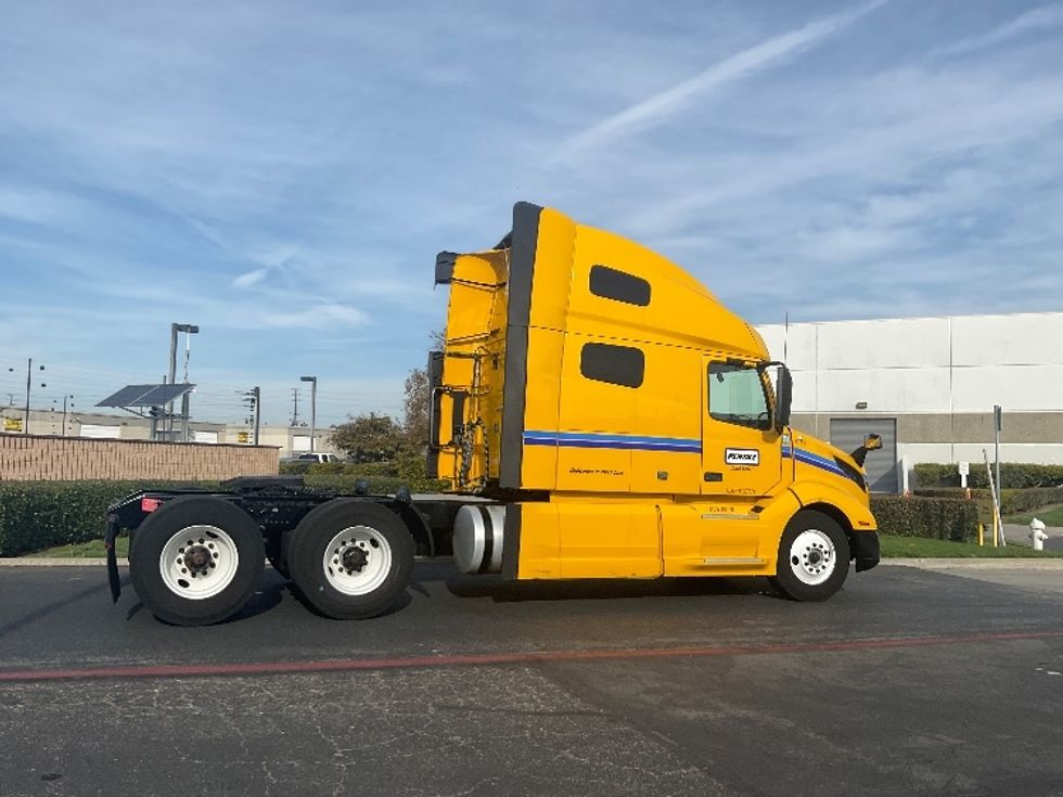 Sleeper Tractor-Heavy Duty Tractors-Volvo-2022-VNL64760-La Mirada-CA-407,071\n\t\tmiles-$ 84,250 - Image 8