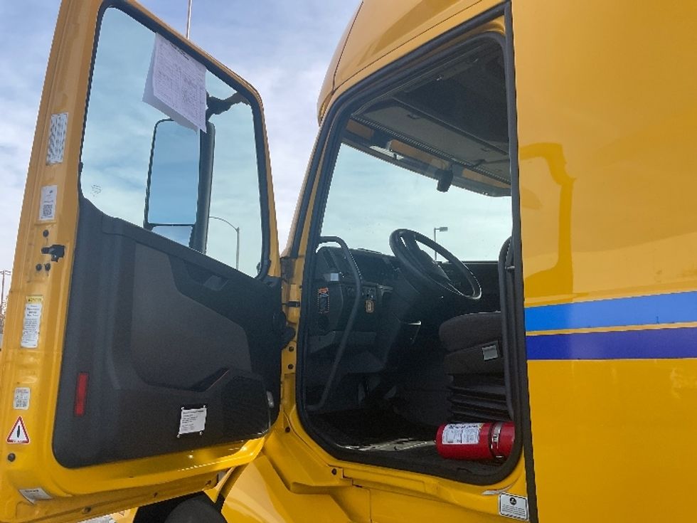 Sleeper Tractor-Heavy Duty Tractors-Volvo-2022-VNL64760-La Mirada-CA-407,071\n\t\tmiles-$ 84,250 - Image 9