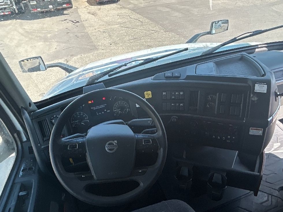 Sleeper Tractor-Heavy Duty Tractors-Volvo-2022-VNL64760-La Porte-IN-420,376\n\t\tmiles-$ 90,250 - Image 11