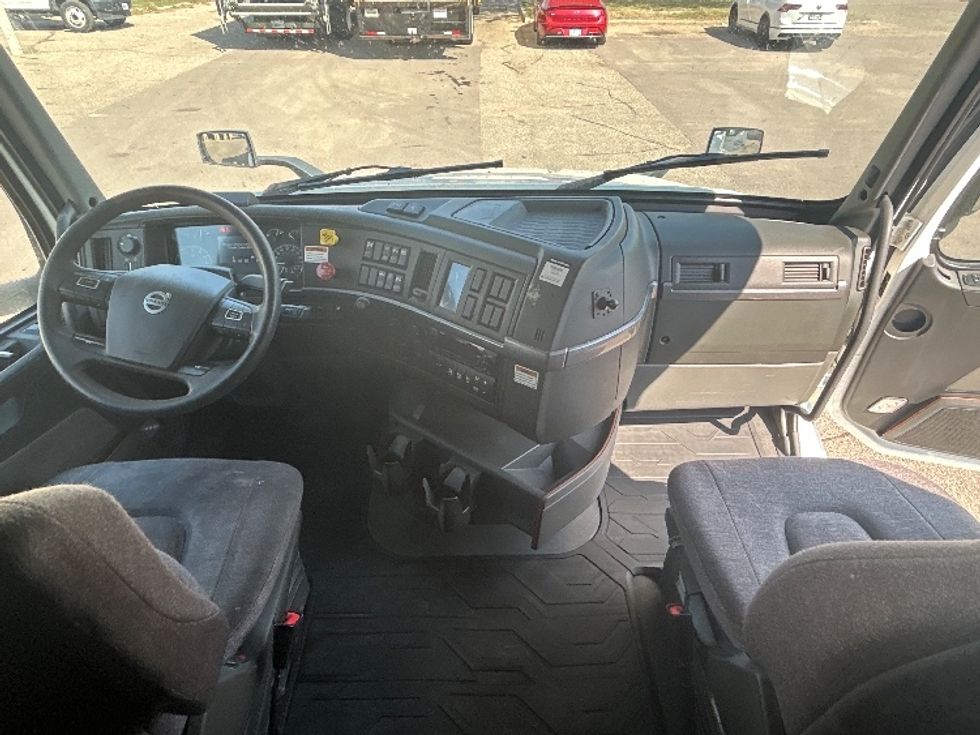 Sleeper Tractor-Heavy Duty Tractors-Volvo-2022-VNL64760-La Porte-IN-420,376\n\t\tmiles-$ 90,250 - Image 12