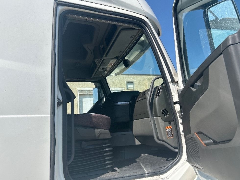 Sleeper Tractor-Heavy Duty Tractors-Volvo-2022-VNL64760-La Porte-IN-420,376\n\t\tmiles-$ 90,250 - Image 13
