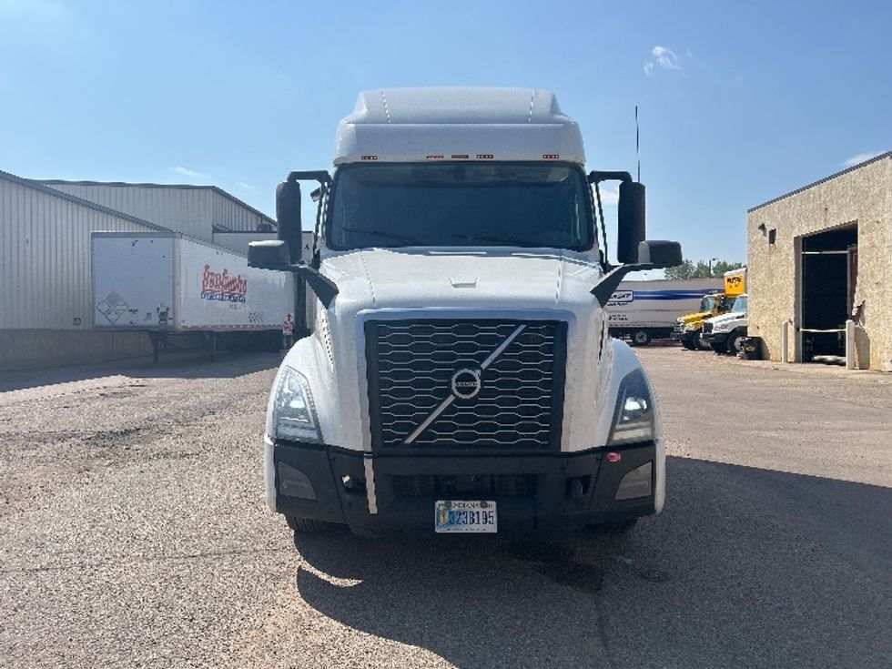 Sleeper Tractor-Heavy Duty Tractors-Volvo-2022-VNL64760-La Porte-IN-420,376\n\t\tmiles-$ 90,250 - Image 2