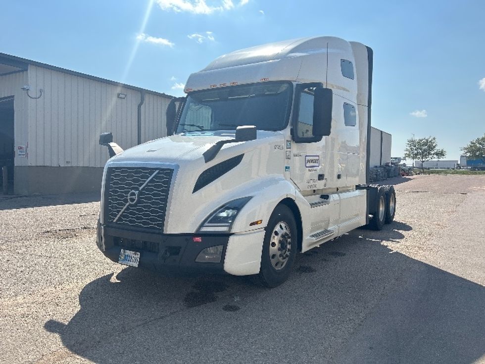 Sleeper Tractor-Heavy Duty Tractors-Volvo-2022-VNL64760-La Porte-IN-420,376\n\t\tmiles-$ 90,250 - Image 3