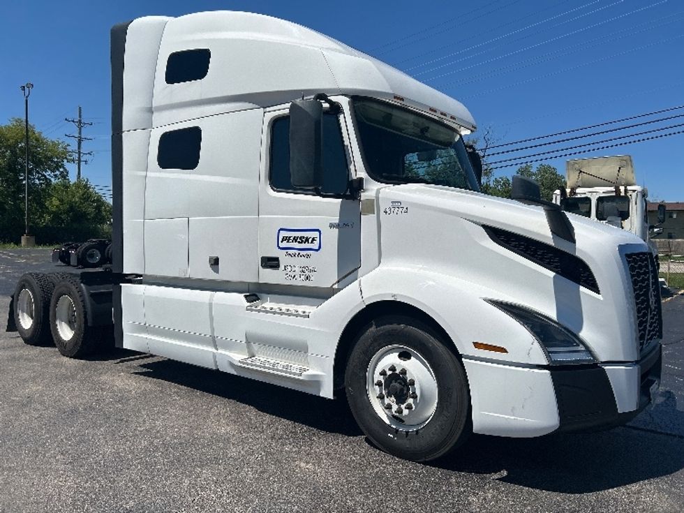 Sleeper Tractor-Heavy Duty Tractors-Volvo-2022-VNL64760-La Porte-IN-426,261\n\t\tmiles-$ 82,500 - Image 1
