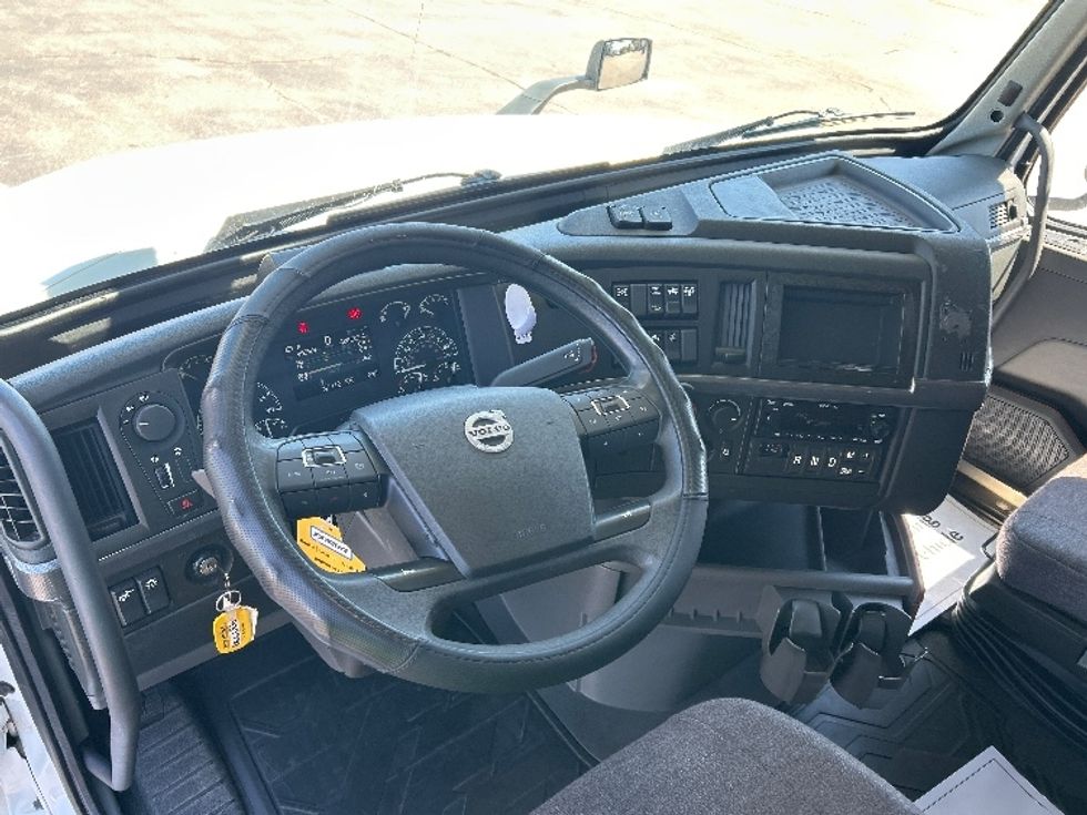 Sleeper Tractor-Heavy Duty Tractors-Volvo-2022-VNL64760-La Porte-IN-426,261\n\t\tmiles-$ 82,500 - Image 10