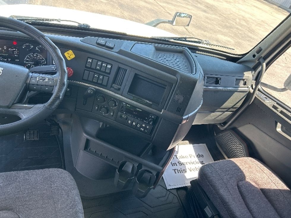 Sleeper Tractor-Heavy Duty Tractors-Volvo-2022-VNL64760-La Porte-IN-426,261\n\t\tmiles-$ 82,500 - Image 12