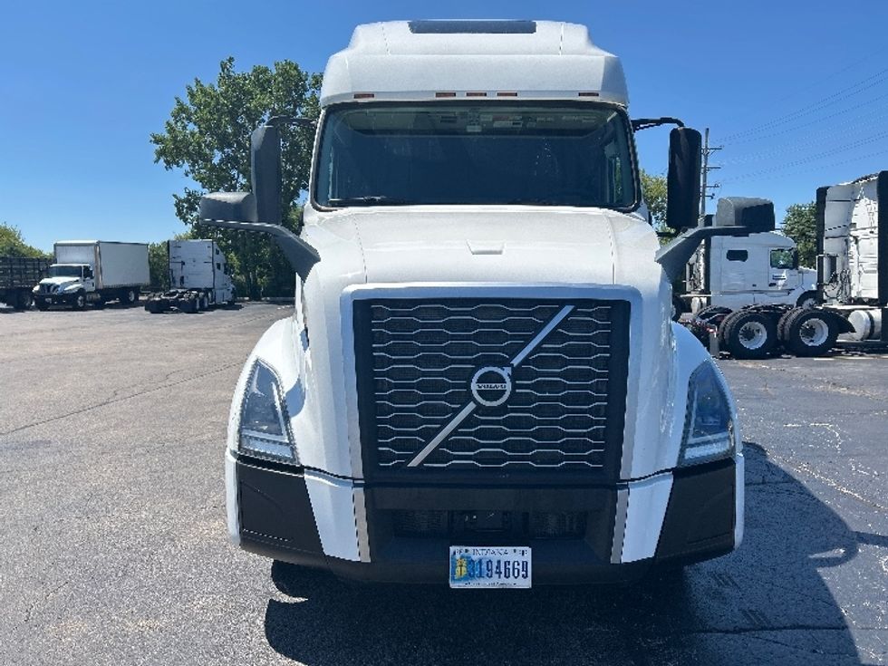 Sleeper Tractor-Heavy Duty Tractors-Volvo-2022-VNL64760-La Porte-IN-426,261\n\t\tmiles-$ 82,500 - Image 2