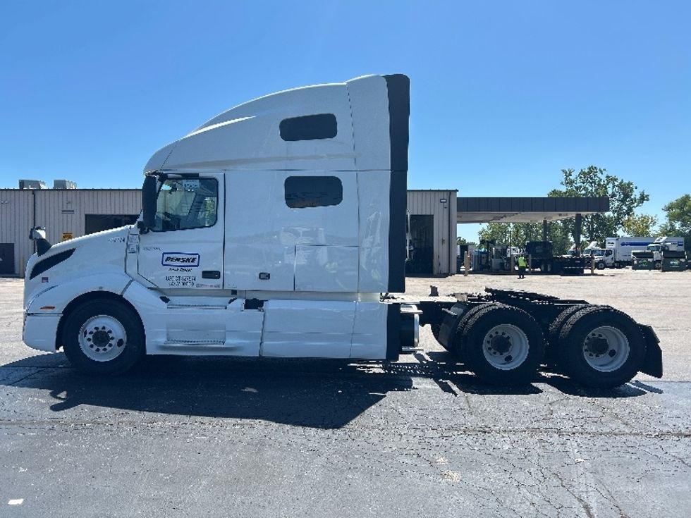 Sleeper Tractor-Heavy Duty Tractors-Volvo-2022-VNL64760-La Porte-IN-426,261\n\t\tmiles-$ 82,500 - Image 4