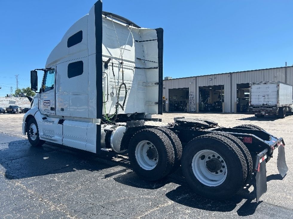 Sleeper Tractor-Heavy Duty Tractors-Volvo-2022-VNL64760-La Porte-IN-426,261\n\t\tmiles-$ 82,500 - Image 5