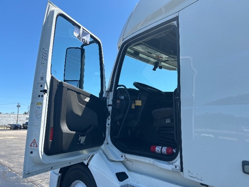 Sleeper Tractor-Heavy Duty Tractors-Volvo-2022-VNL64760-La Porte-IN-426,261\n\t\tmiles-$ 82,500 - Image 9