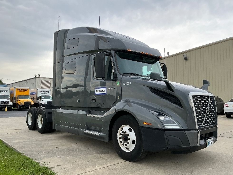 Sleeper Tractor-Heavy Duty Tractors-Volvo-2022-VNL64760-La Porte-IN-442,615\n\t\tmiles-$ 79,500 - Image 1