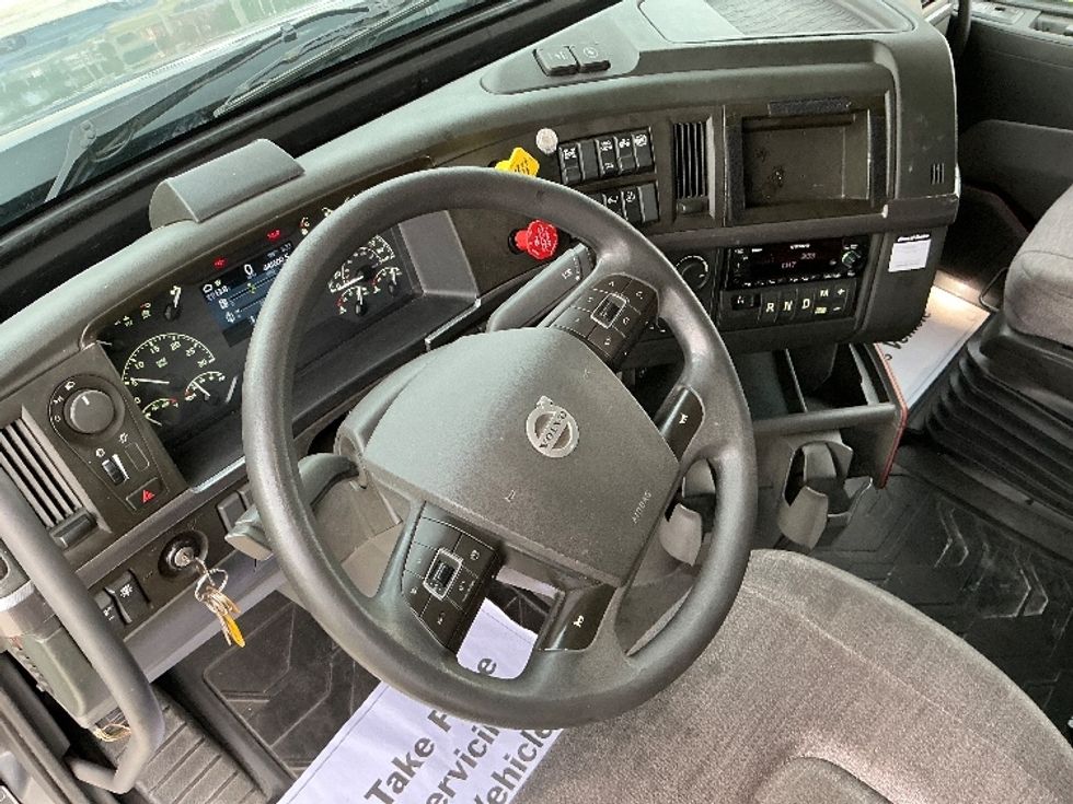 Sleeper Tractor-Heavy Duty Tractors-Volvo-2022-VNL64760-La Porte-IN-442,615\n\t\tmiles-$ 79,500 - Image 10