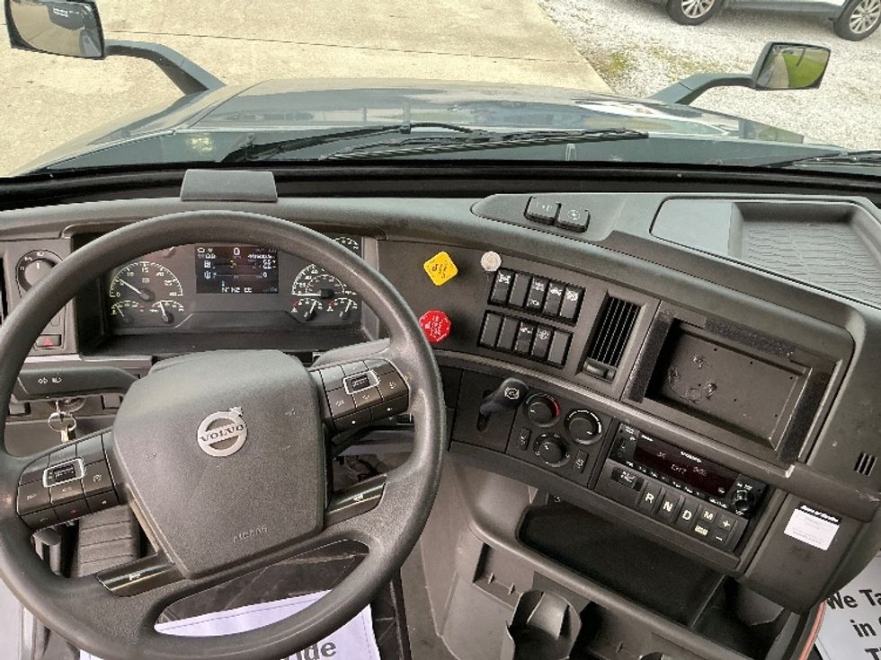 Sleeper Tractor-Heavy Duty Tractors-Volvo-2022-VNL64760-La Porte-IN-442,615\n\t\tmiles-$ 79,500 - Image 11